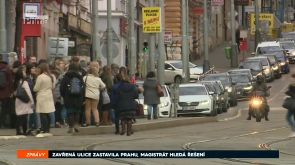 13. 3. 2018 ZPRÁVY: ZAVŘENÁ ULICE ZASTAVILA PRAHU, MAGISTRÁT HLEDÁ ŘEŠENÍ
